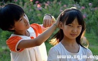 梦见给别人梳头(梦见给别人梳头是什么意思)