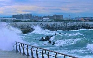 梦见波涛汹涌(梦见波涛汹涌的大水向自己冲来)